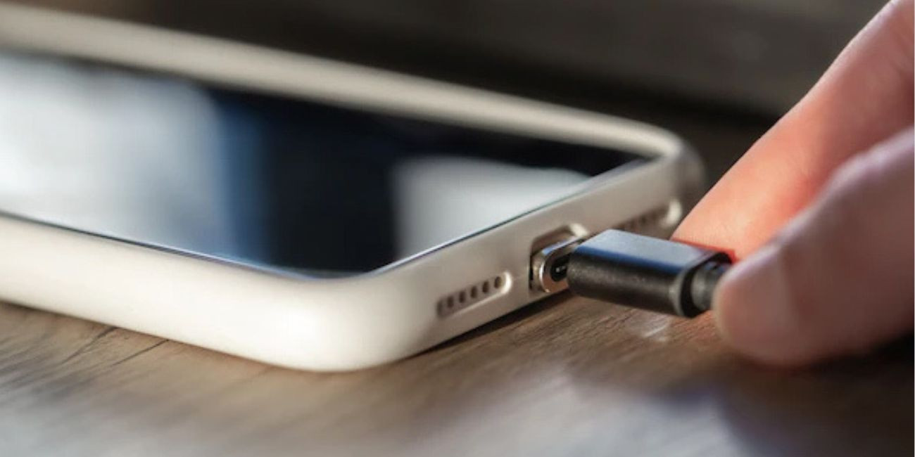 Cara Ampuh Mengatasi HP Panas Saat Charging, Jangan Asal Pakai Kepala Charger!