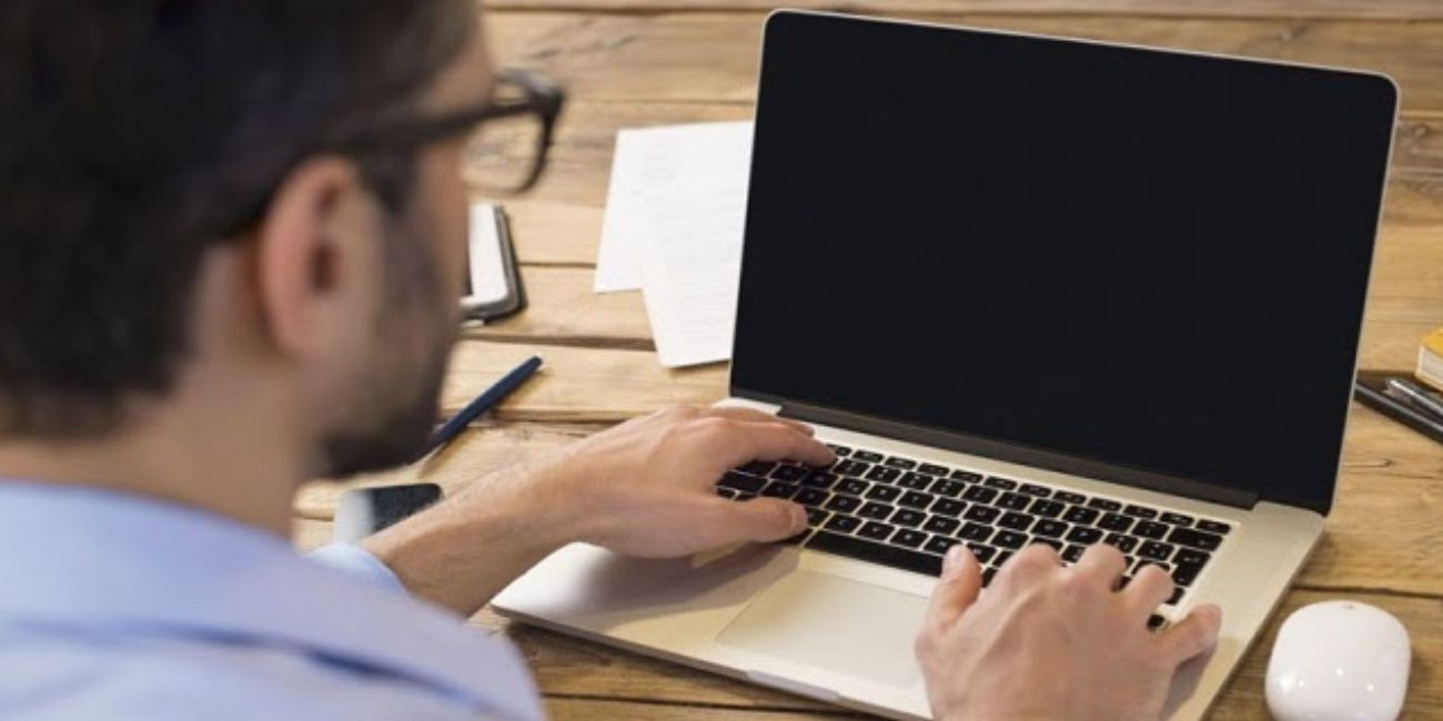 Jangan Panik! Ini Cara Mudah Mengatasi Laptop Black Screen saat Dinyalakan