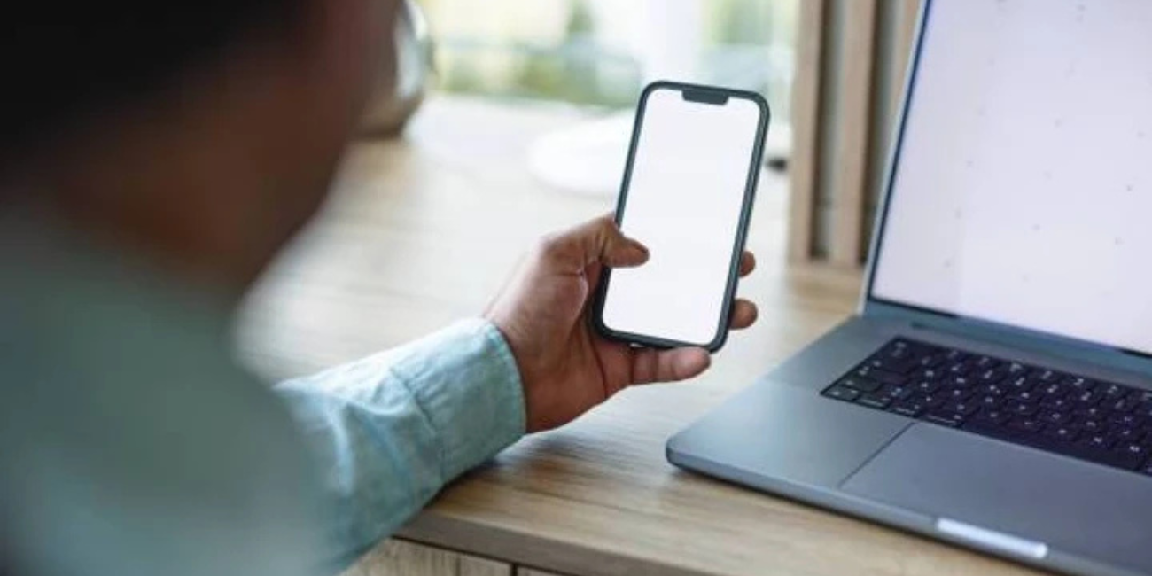 Layar HP Bergerak Sendiri? Jangan Panik, Ini Penyebab dan Cara Mengatasinya!