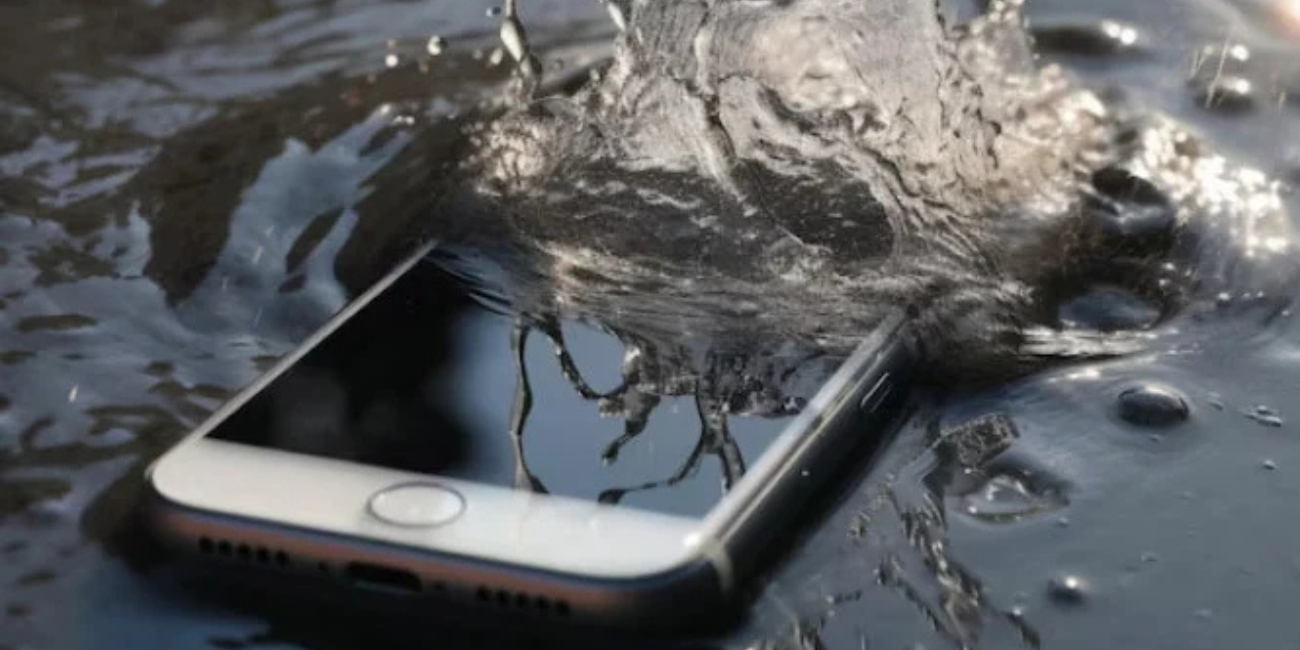 5 Cara Efektif Pertolongan Pertama HP Terendam Banjir Agar Data Terselamatkan!