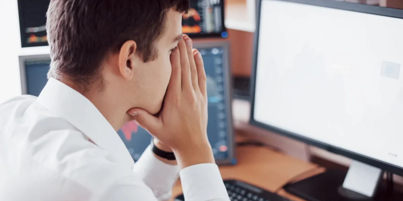 Layar Monitor Sering Kedap-Kedip? Ini Solusi Praktis Tanpa Harus ke Tukang Servis