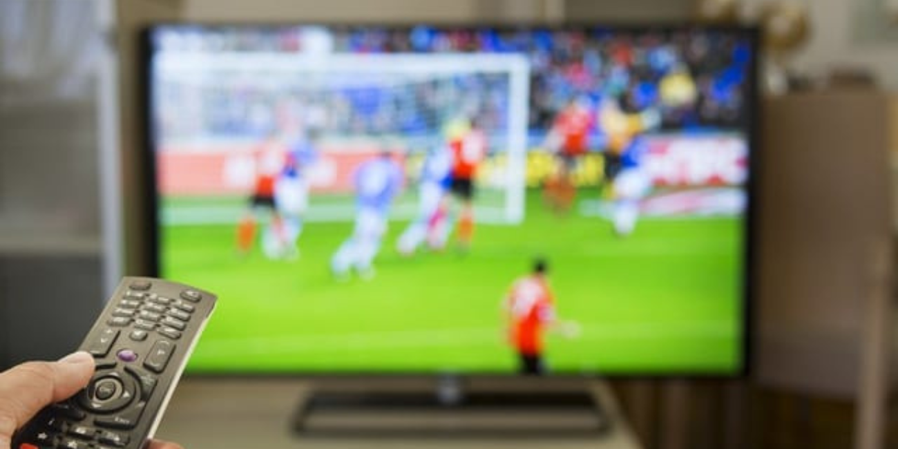5 Cara Mudah Menyambungkan HP ke TV Tanpa Kabel, Dijamin Nonton Bola Makin Puas