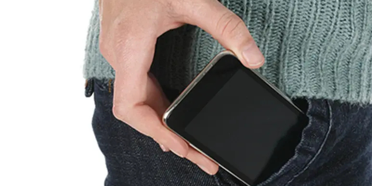 Menyimpan HP di Saku Celana Apakah Aman? Ini Fakta Sebenarnya