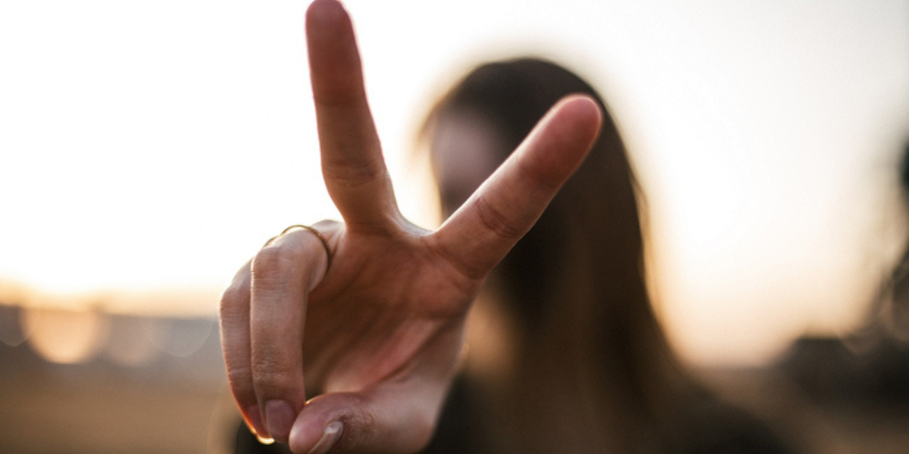 Pose Peace saat Selfie Bisa Bikin Sidik Jari Bocor? Cek Fakta Sebenarnya