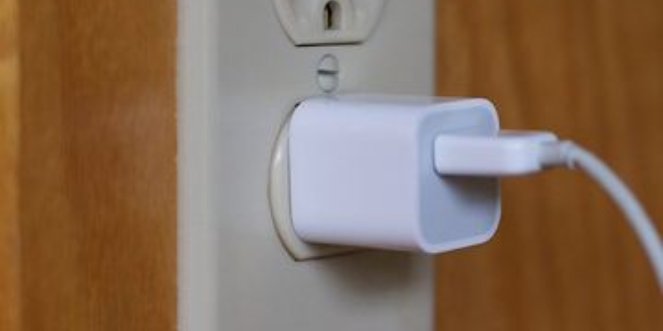 Jangan Anggap Sepele! Ini Resiko Tidak Cabut Charger dari Colokan Listrik